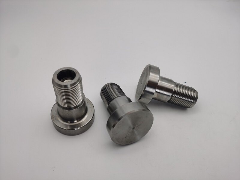 Quá trình rèn cải thiện sức mạnh và độ chính xác trong các linh kiện công nghiệp như thế nào?